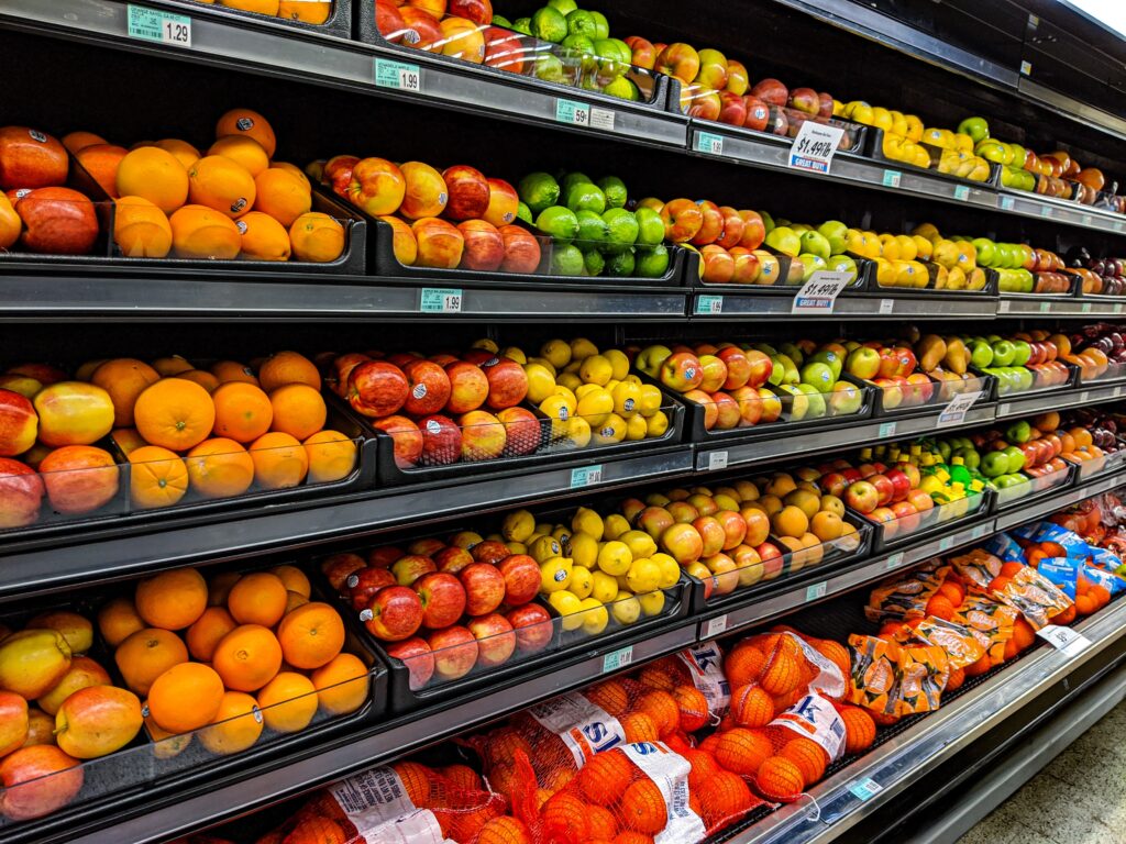 sustainable unpackaged fruit in grocery store